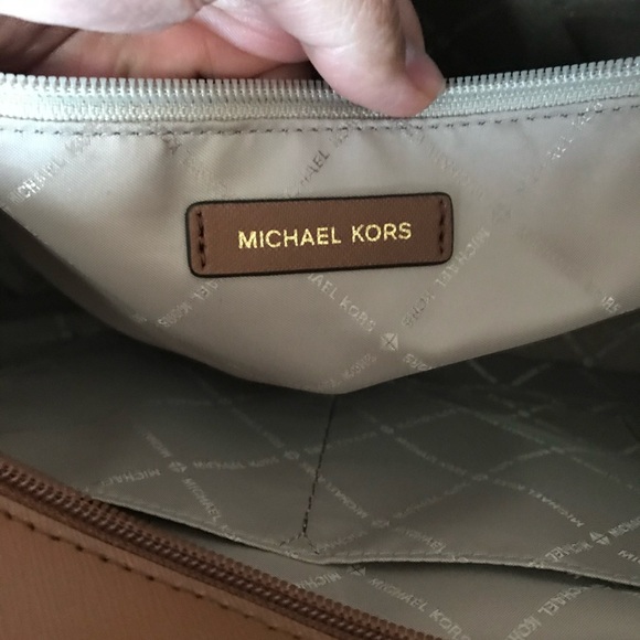🌼Michael Kors Purse - Picture 9 of 11